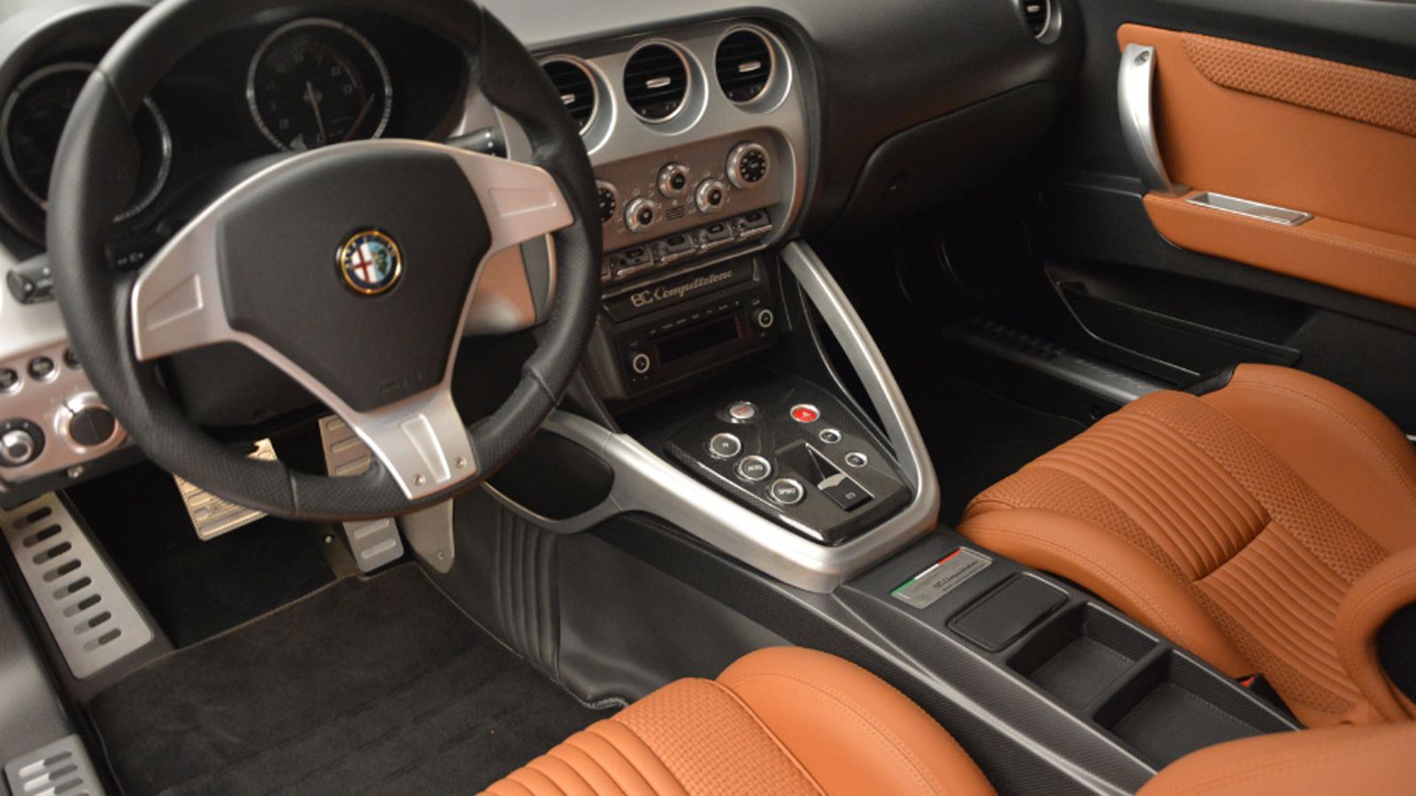 Το οδόμετρο της Alfa 8C έχει «γράψει» μόλις 428 χιλιόμετρα, με το εσωτερικό της να σε κατάσταση βιτρίνας.