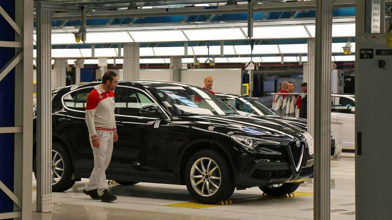 Οι «γήινες» Stelvio θα έχουν τις γνωστές από τη Giulia diesel εκδόσεις με το σύνολο των 2,2 λίτρων, που αποδίδει 150, 180 ή 210 ίππους στην έκδοση Vel