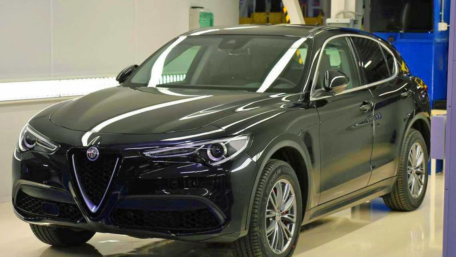 Όπως και στην Giulia Veloce, έτσι και στη Stelvio θα υπάρχει εκδοχή βενζίνης με το 2λιτρο turbo μοτέρ των 280 ίππων, την 4κίνηση Q4 και 8άρι αυτόματο 