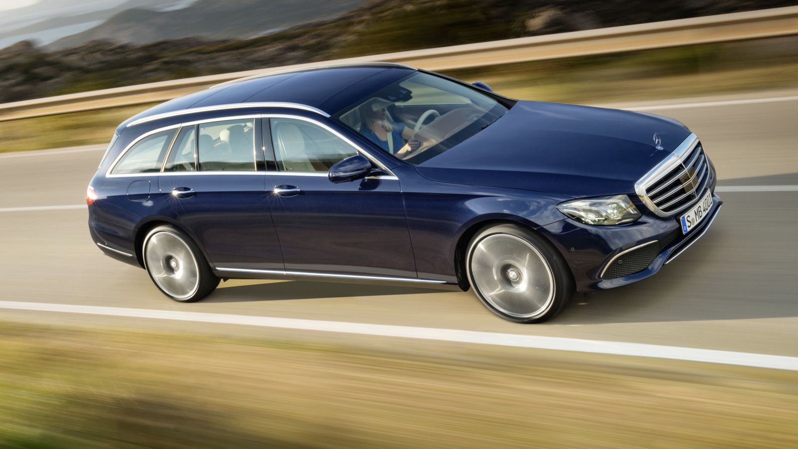 Η νέα E-Class Estate θα αποκτήσει άμεσα μία crossover λογικής ψιλωμένη έκδοση, η οποία ενδέχεται να ονομαστεί «All-Terrain». Θα διαθέτει πλαστικά προσ