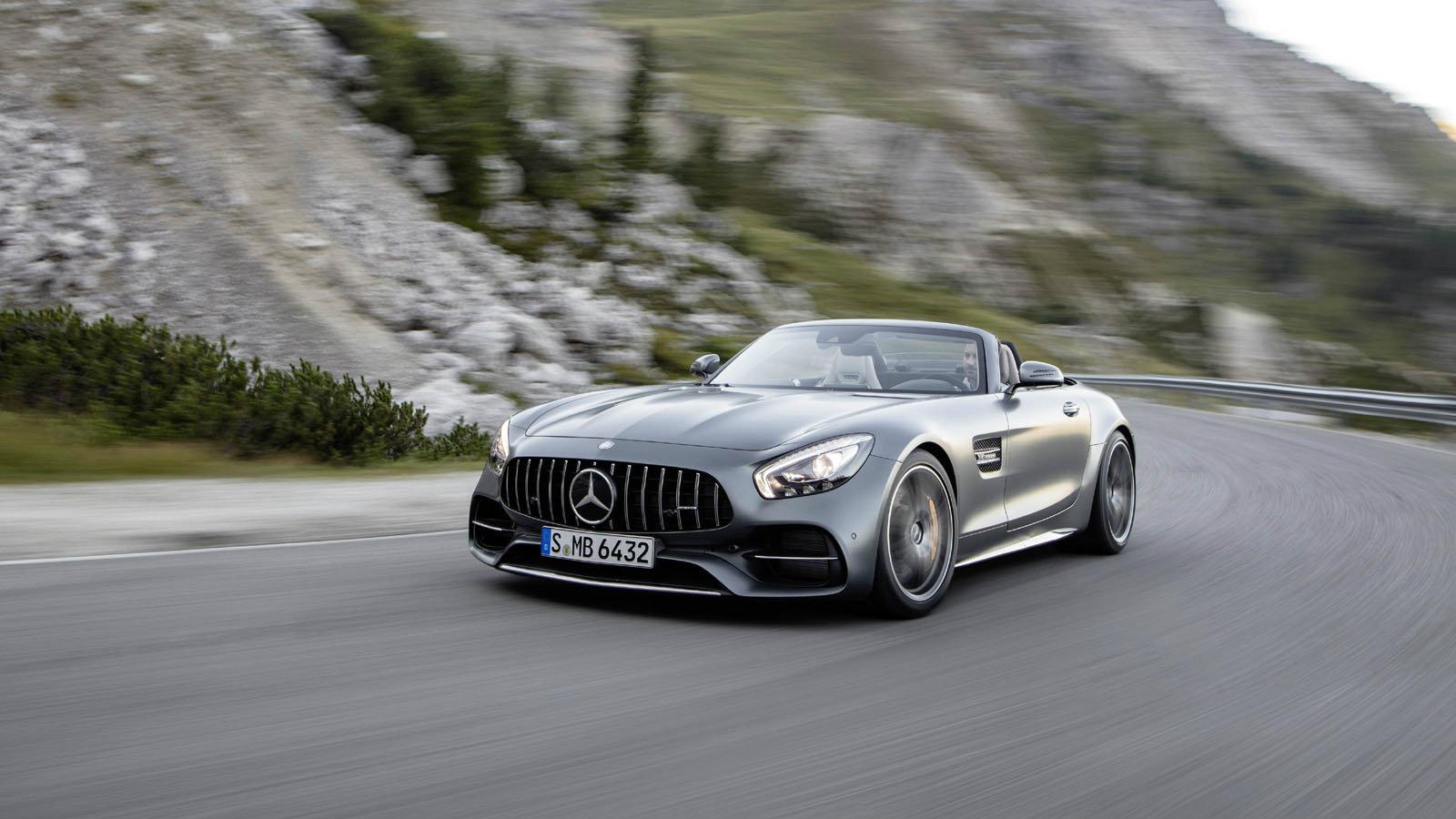 Η Mercedes-AMG GT C Roadster την οποία και βλέπετε στη εικόνα έχει το ίδιο εμπρός μέρος με την AMG GT R.
