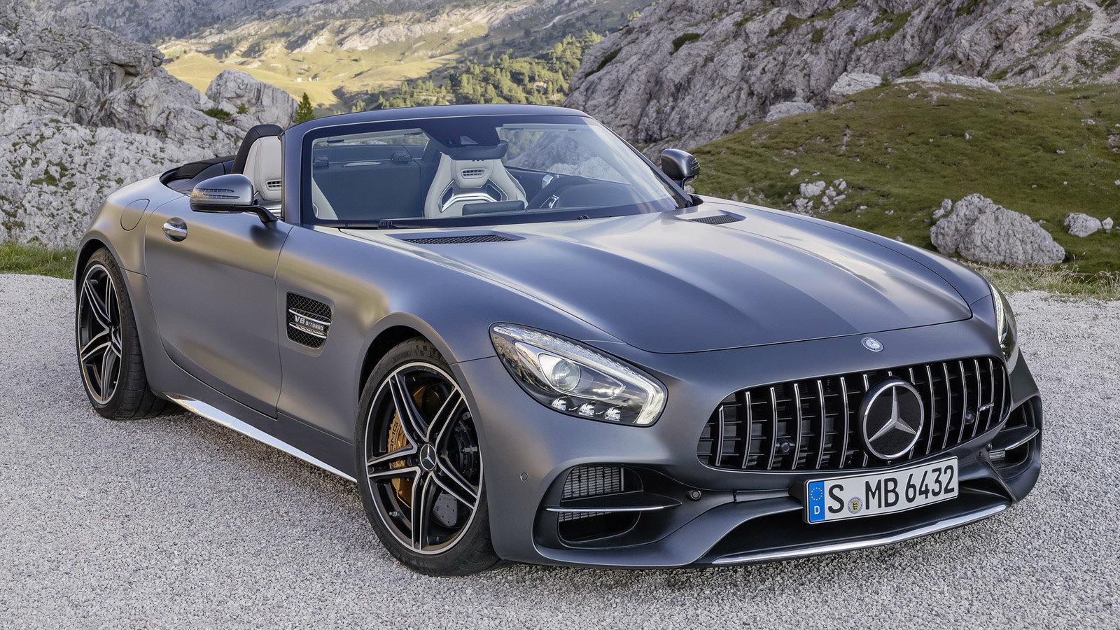 Η μόνη εμφανής αλλαγή στον προφυλακτήρα της AMG GT C Roadster σε σχέση με εκείνον της AMG GT R είναι το μονό φιλέτο στους αεραγωγούς -διπλό στην GT R-
