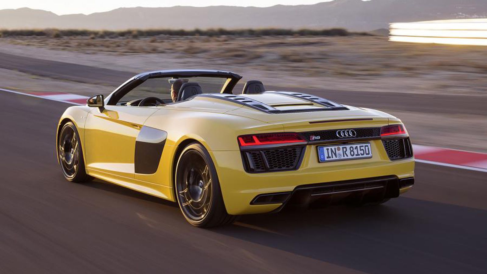 Αλλαγές έχουν γίνει στον πίσω προφυλακτήρα, τα πίσω φώτα και τις απολήξεις της εξάτμισης, ενώ έχει γίνει και προσθήκη διαχύτη.