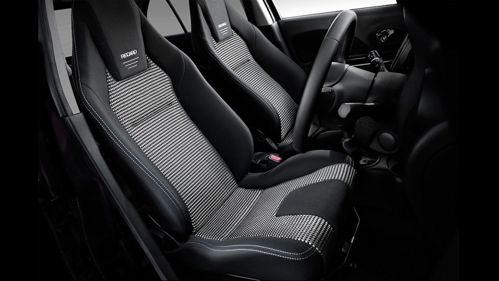 Στο εσωτερικό, συναντάμε καθίσματα της Recaro, σπορ τιμόνι και αλουμινένια πεντάλ. Το ταχύμετρο έχει αντικατασταθεί με ένα νέο που έχει ενδείξεις μέχρ
