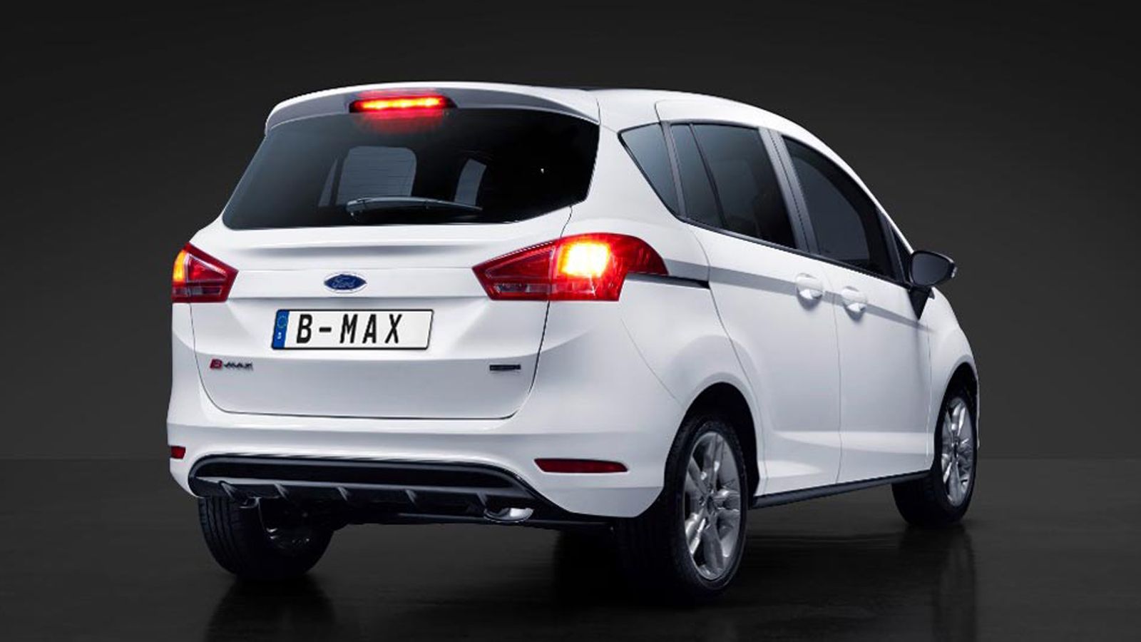 Το B-MAX Colour Edition κάνει το 0-100 χλμ./ώρα σε 10,4 δλ., την ίδια στιγμή που υπόσχεται μέση κατανάλωση 5,0 λτ./100 χλμ. και έχει εκπομπές CO2 116 