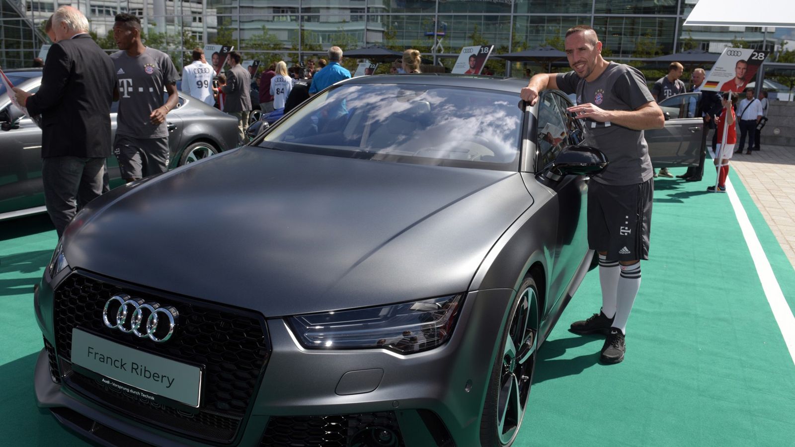 Η συνεργασία της Μπάγερν Μονάχου με την Audi ξεκίνησε το καλοκαίρι του 2002, με τη σεζόν που ξεκινά να είναι η 15η. 