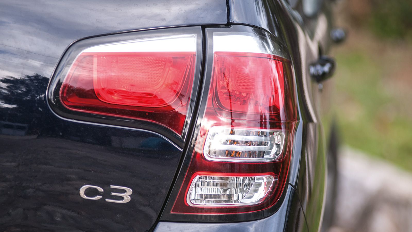 Στο Citroen C3 η μάσκα με το τονισμένο 
«λοχιόσημο»της Citroen, τα μεγάλα φανάρια και οι άφθονες καμπύλες, συνθέτουν ένα κομψό σύνολο.