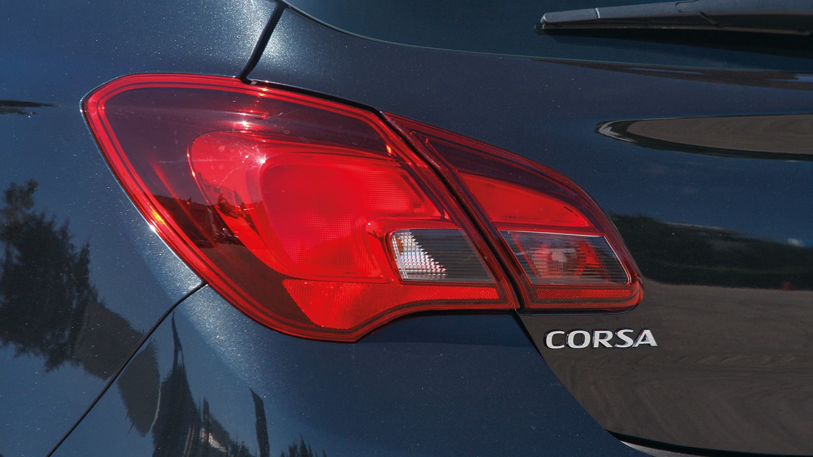 
Το Corsa ξεχωρίζει με το δυναμικό μπροστινό μέρος του, στο οποίο κυριαρχούν η χαμηλή μάσκα που μοιάζει με χαμόγελο και τα ελλειπτικά φώτα.

