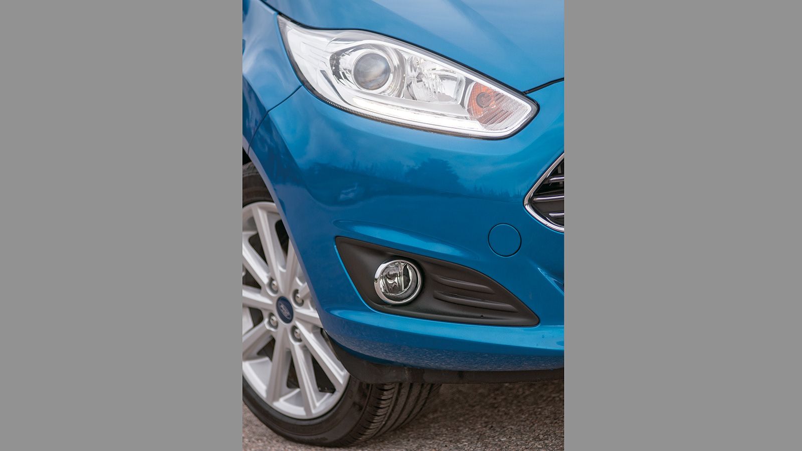 Το Ford Fiesta είναι το πιο επιθετικό από τα τρία, τόσο εξαιτίας του έντονου νεύρου στο πλάι, όσο και των φουσκωμάτων στο καπό.
