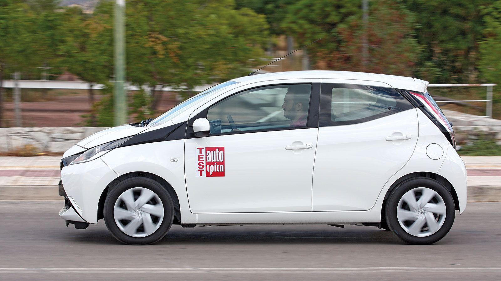 Το Aygo είναι το πιο ευέλικτο και συμπεριφέρεται με ασφάλεια και προβλεψιμότητα στις στροφές. 
