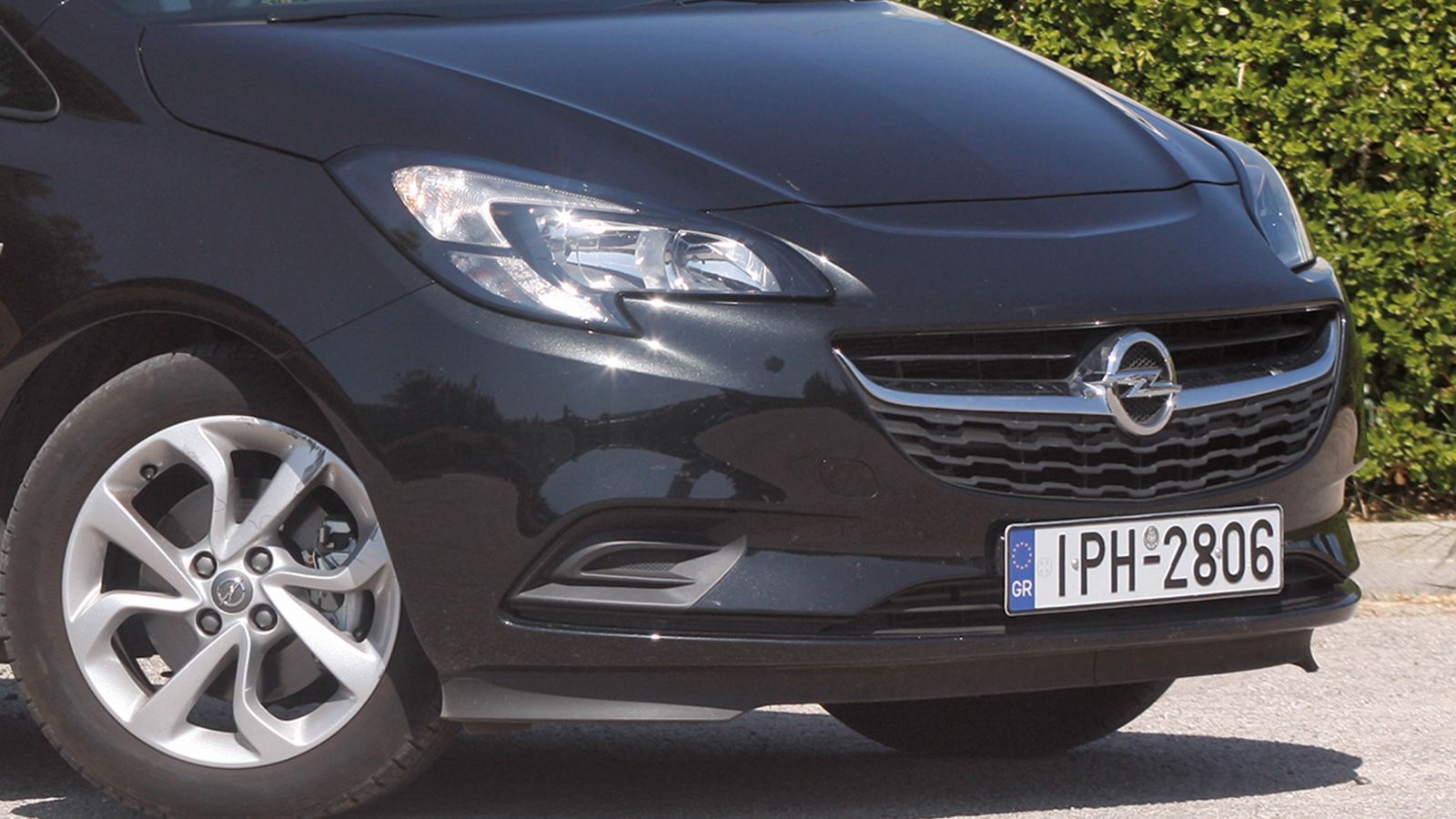 
Το Corsa ξεχωρίζει με το δυναμικό μπροστινό μέρος του, στο οποίο κυριαρχούν η χαμηλή μάσκα που μοιάζει με χαμόγελο και τα ελλειπτικά φώτα.
