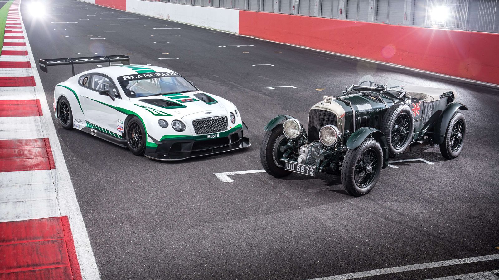 Το αγωνιστικό παρελθόν και παρόν της Bentley σε μία φωτογραφία. Αριστερά βλέπετε την Continental GT3 Racecar του 2014, η οποία θα συμμετάσχει φέτος στ