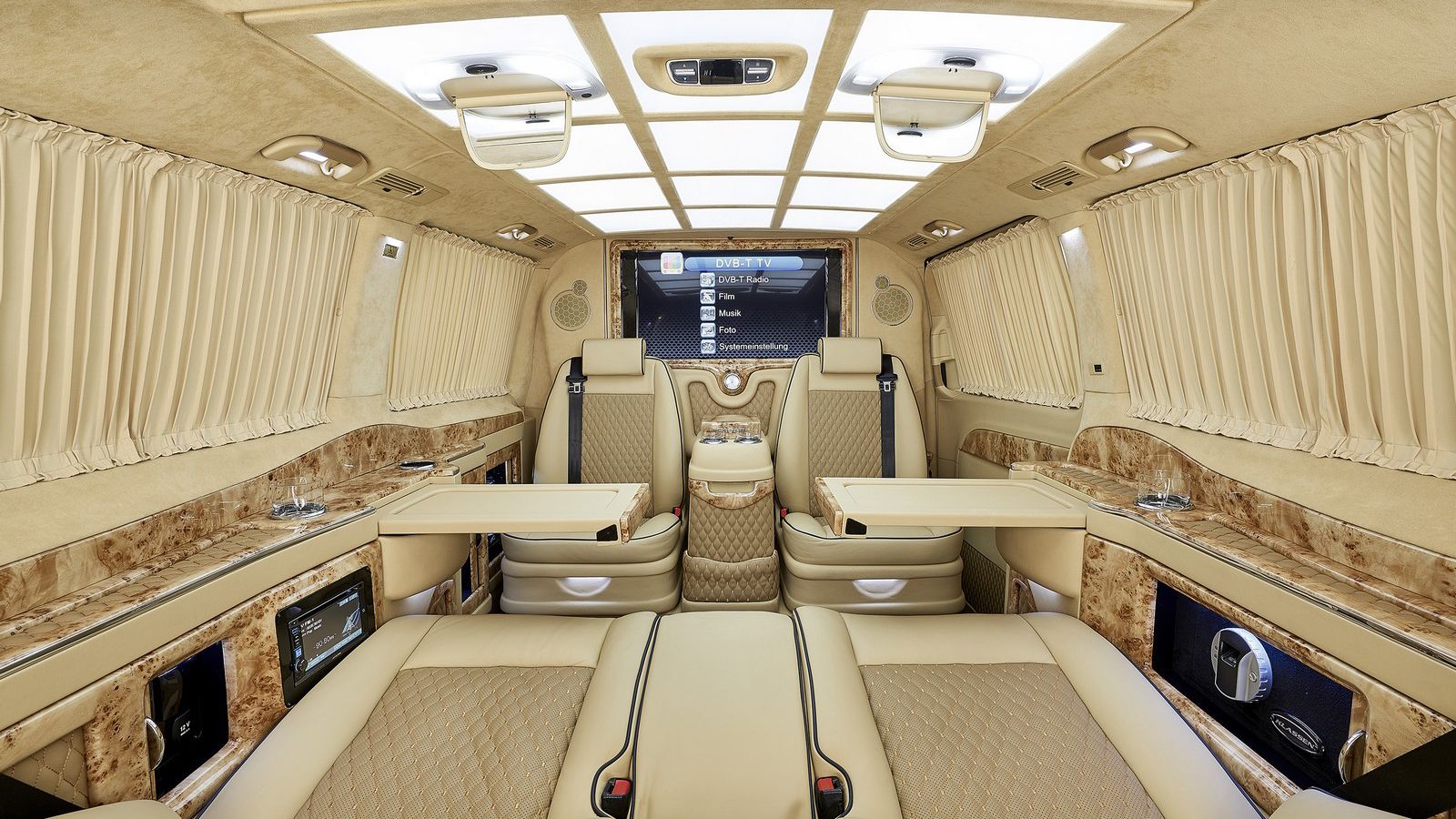 Η Larte Design χαρακτηρίζει την V-Class Black Crystal ως «λίαρ τζετ εδάφους» και γι αυτό το λόγο ντύνει το εσωτερικό της με ό,τι πιο εκλεκτό κυκλοφορε