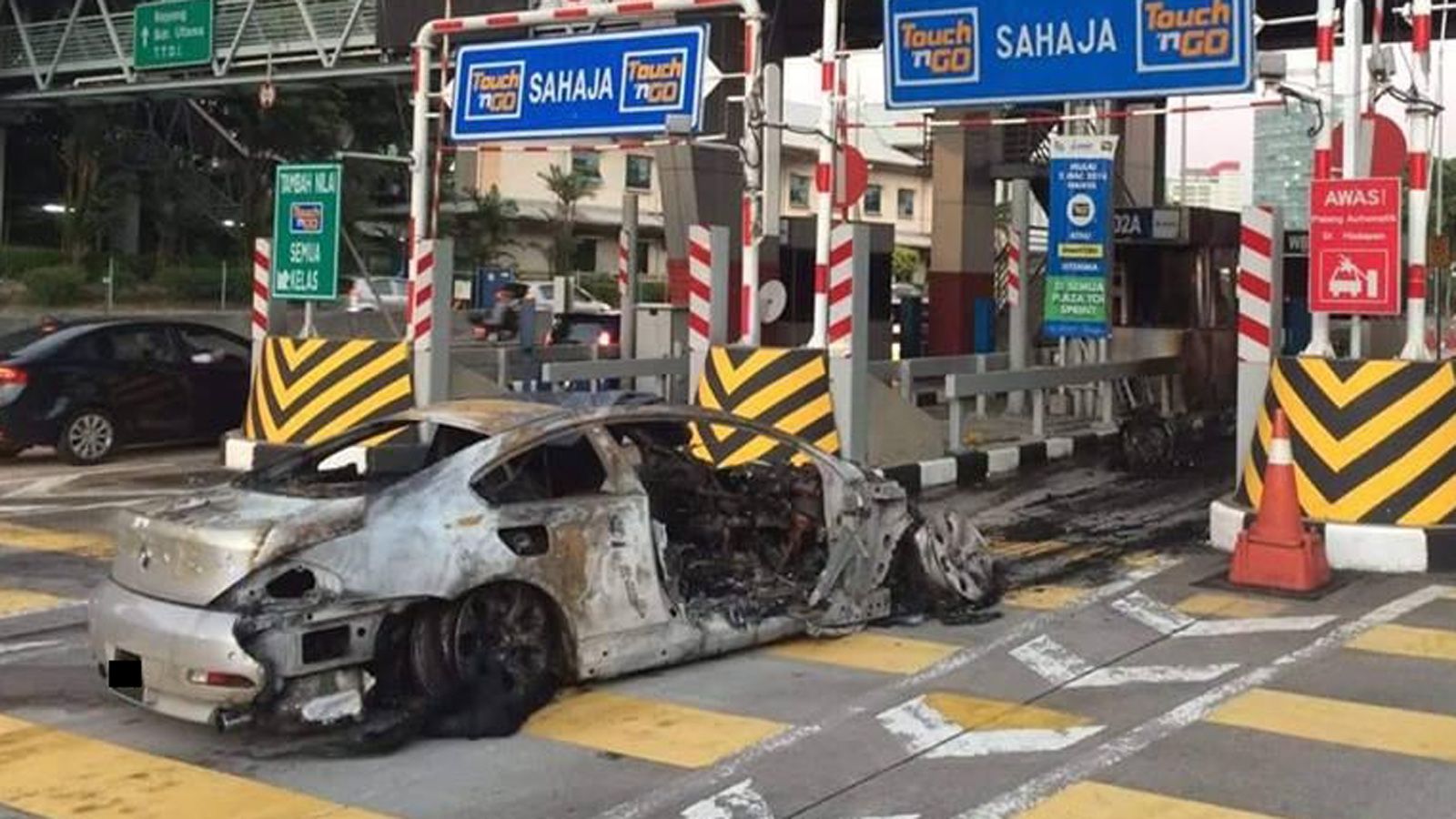 Στην φωτογραφία φαίνεται ο τόπος και το όχημα του ατυχήματος, χωρίς να έχει γίνει γνωστή ακόμα  η αιτία που προκάλεσε την φωτιά.