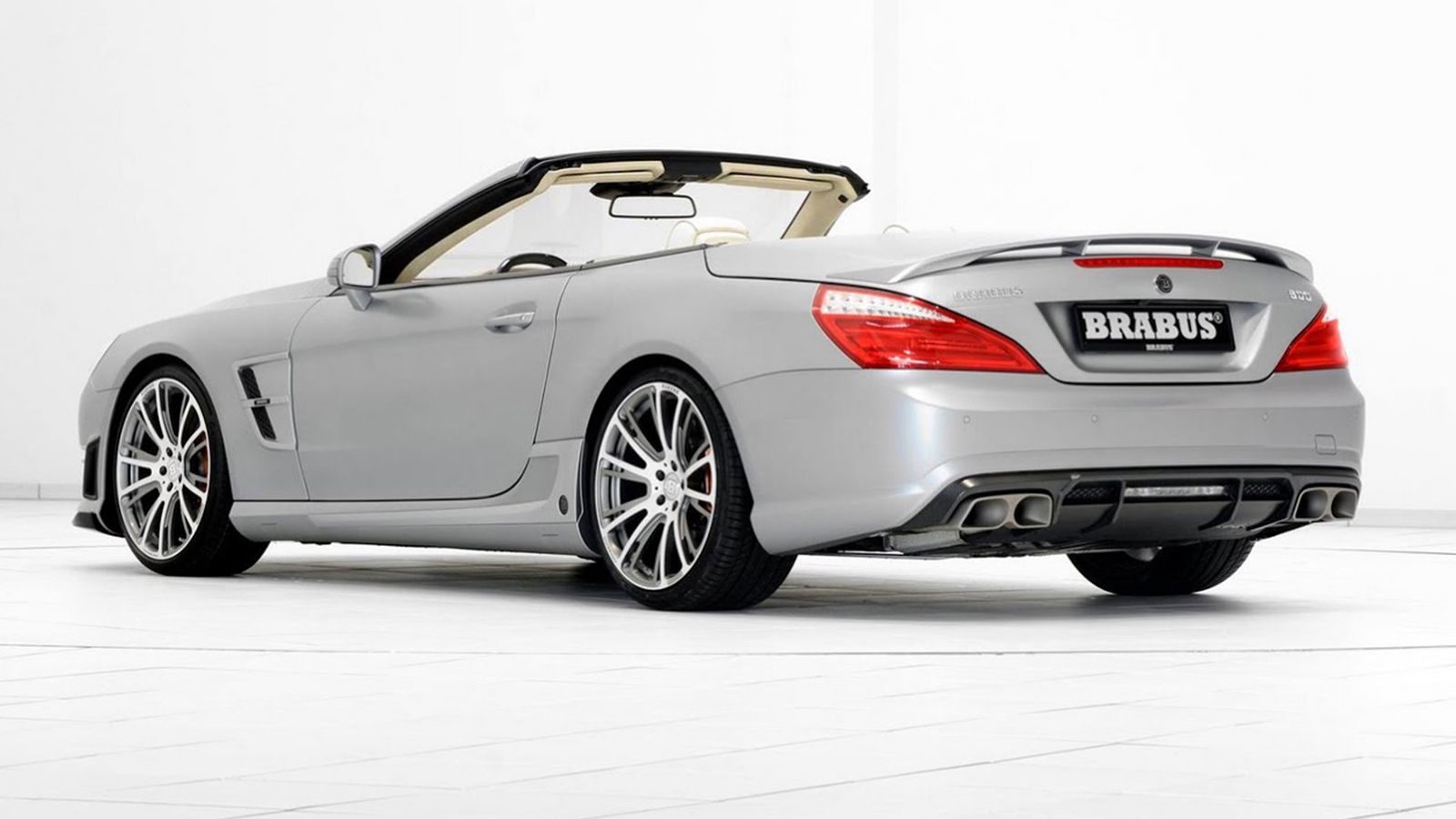 Ο βελτιωμένος V12 6λιτρος κινητήραςς του Brabus 800 Roadster προσφέρει 800 άλογα ισχύος και 1.491 Nm ροπής.