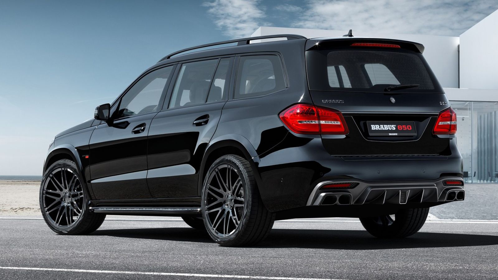 Η Brabus ετοίμασε και ένα νέο body για το SUV των 2,6 τόνων. Οι νέοι προφυλακτήρες με carbon λεπτομέρειες, αλλά και ο πίσω διαχύτης είναι μερικά μόνο 