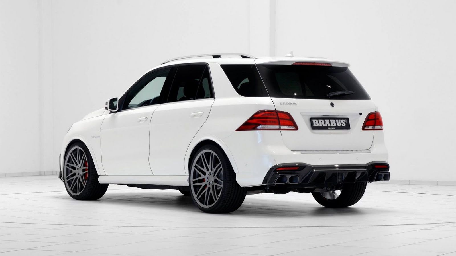 Παρόλο που λανσάρεται λευκό, η Brabus έχει καταφέρει να δημιουργήσει μια... σκοτεινή άποψη για την GLE 63 S.