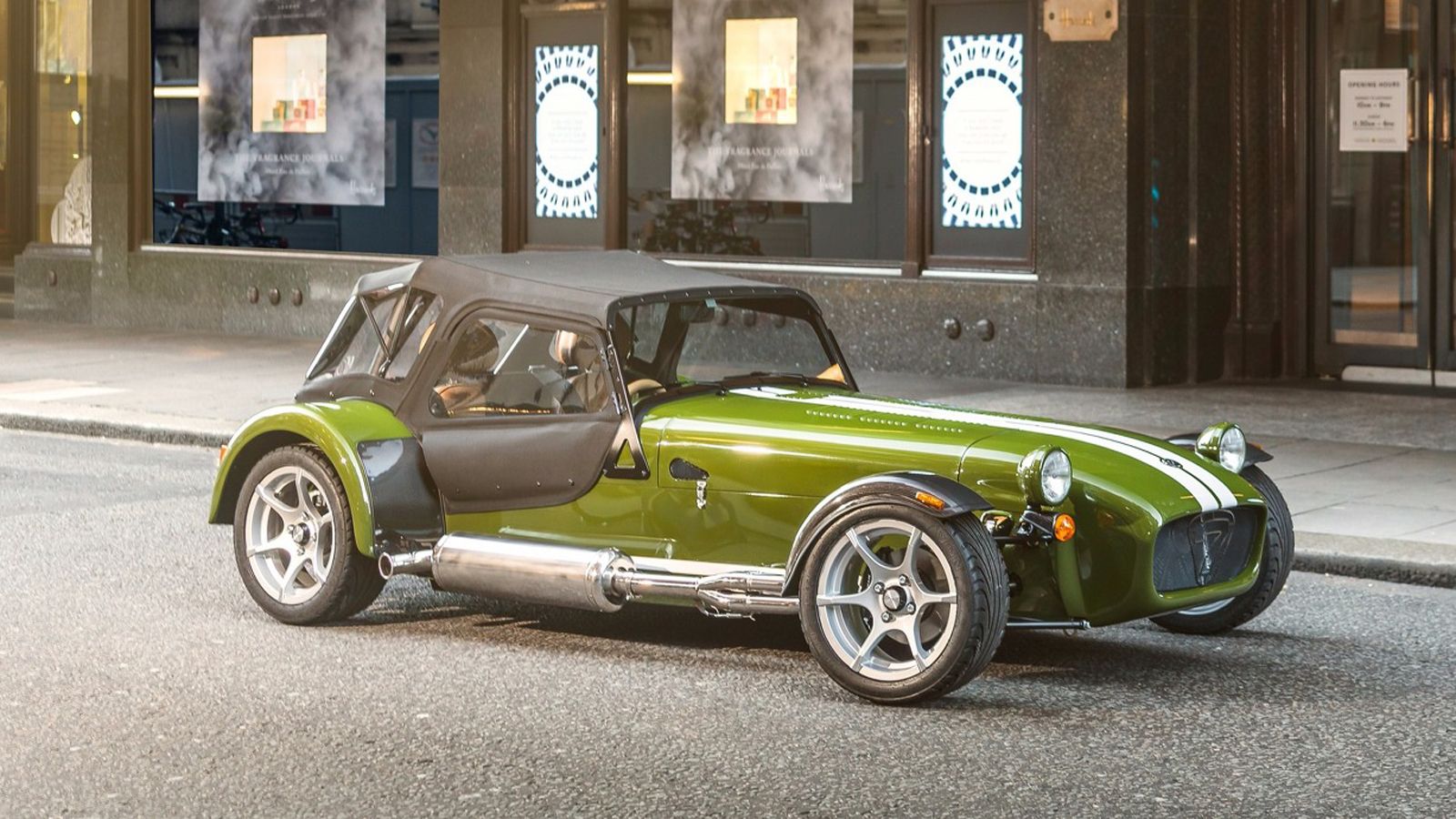 Φτιάχτηκε από το σχεδιαστικό τμήμα των Harrods και είναι πράσινο, το χρώμα κατατεθέν του πολυκαταστήματος. Την εικόνα συμπληρώνουν μια λευκή λωρίδα κα