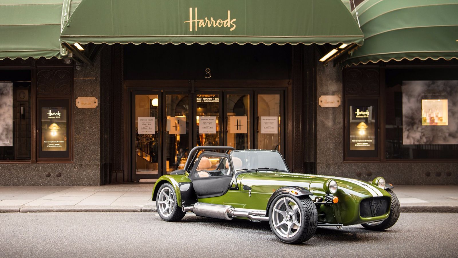 Η Caterham βάλθηκε να μας πείσει πως μπορεί να είναι και πολυτελής. Για να το κάνει αυτό, συνεργάστηκε με τα διάσημα πολυκαταστήματα Harrods και δημιο