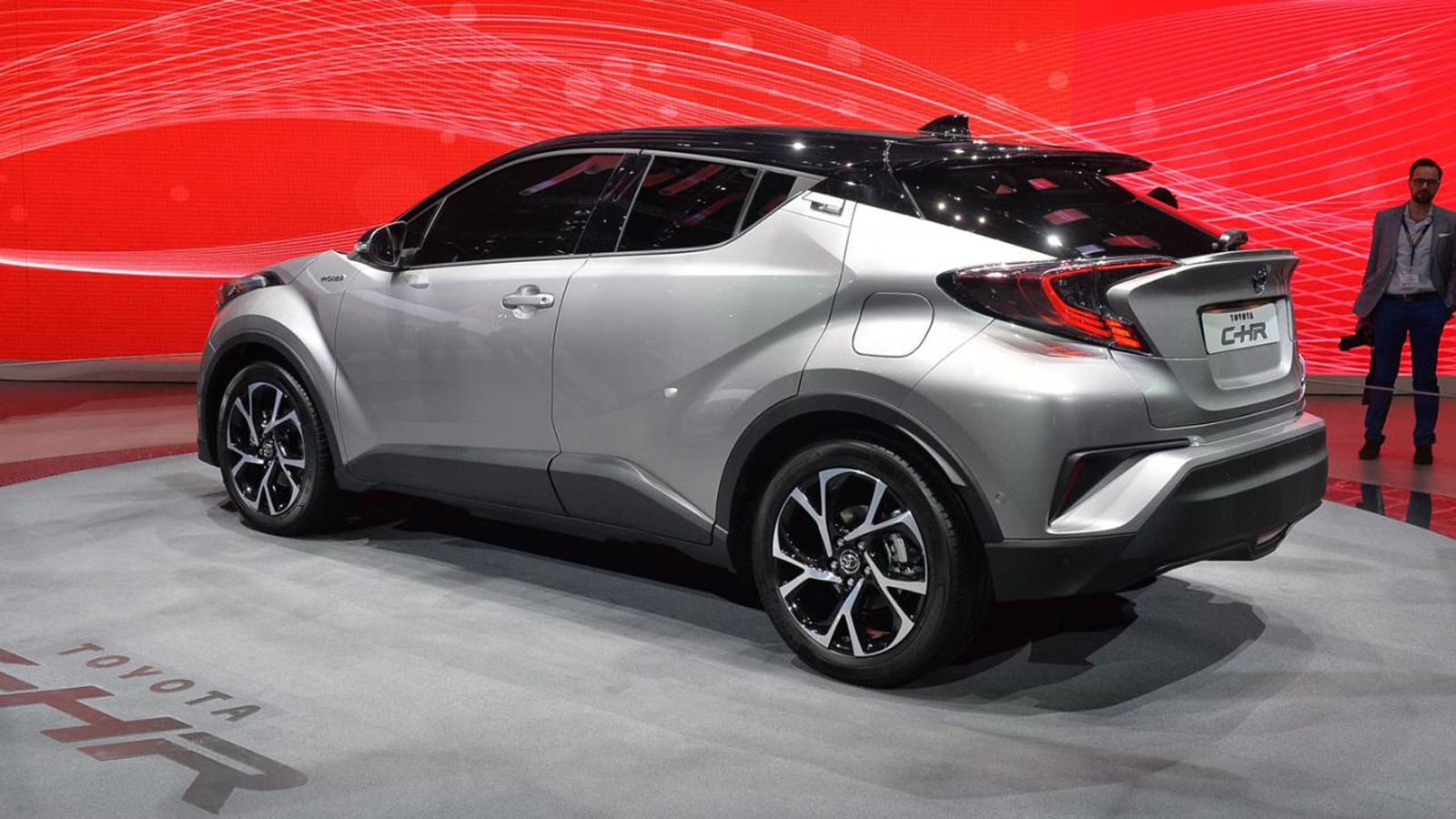 Από το Auris προέρχεται ο 1,2 turbo κινητήρας των 115 ίππων που κινεί τη βασική έκδοση του Toyota C-HR. Δάνειο από το νέο Prius είναι η υβριδική τεχνο