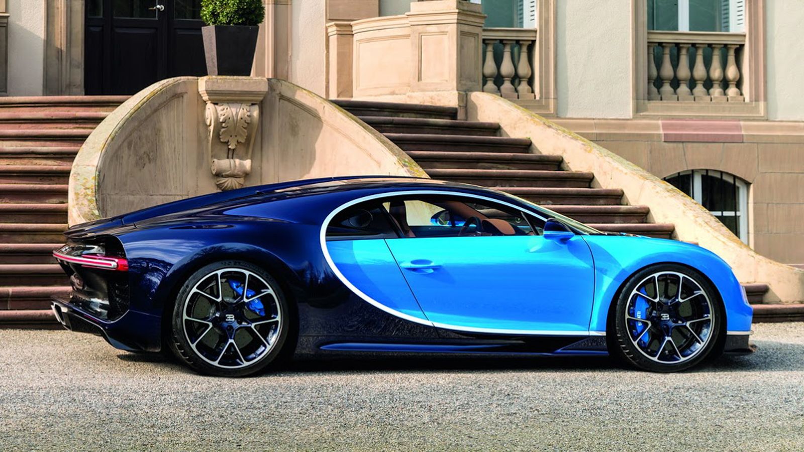 Η Bugatti Chiron έχει μήκος 4.544 χλστ. (+82 από τη Veyron), πλάτος 2.038 χλστ. (+40) και ύψος 1.212 χλστ. (+53), ενώ το μεταξόνιό της εκτείνεται στα 