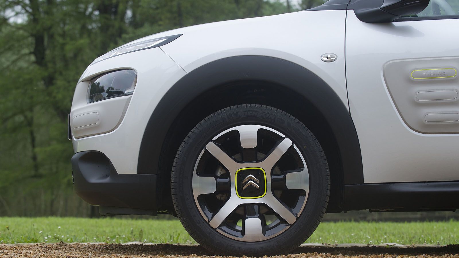 Οι καινοτομίες της Citroen επιτρέπουν πιο μαλακές ρυθμίσεις στο κέντρο της διαδρομής που είναι και συνηθισμένο, με αποτέλεσμα η ποιότητα κύλισης να μο