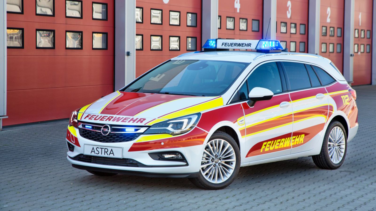 Το νέο Opel Astra Sports Tourer είναι έτοιμο για δράση, όχι μόνο σαν Αυτοκίνητο της Χρονιάς, αλλά σαν ένα μελλοντικό, κινητό κέντρο για υπηρεσίες έκτα