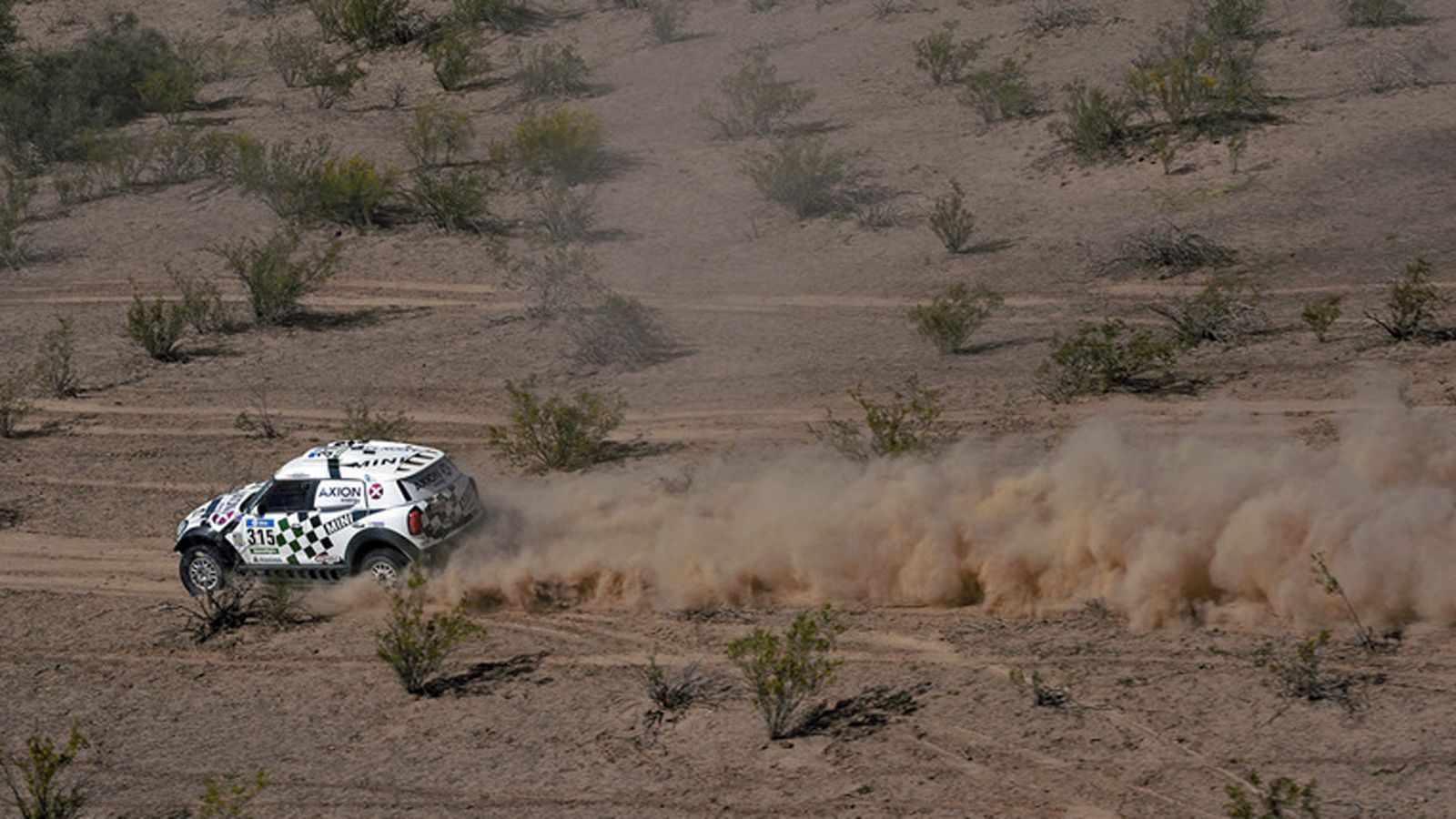 Ο πρώην σταρ του WRC Mikko Hirvonen, κέρδισε την πρώτη του ειδική (την 12η) στην παρθενική του συμμετοχή στο Dakar Rally. Σταθερά 1ος ο Stephane Peter