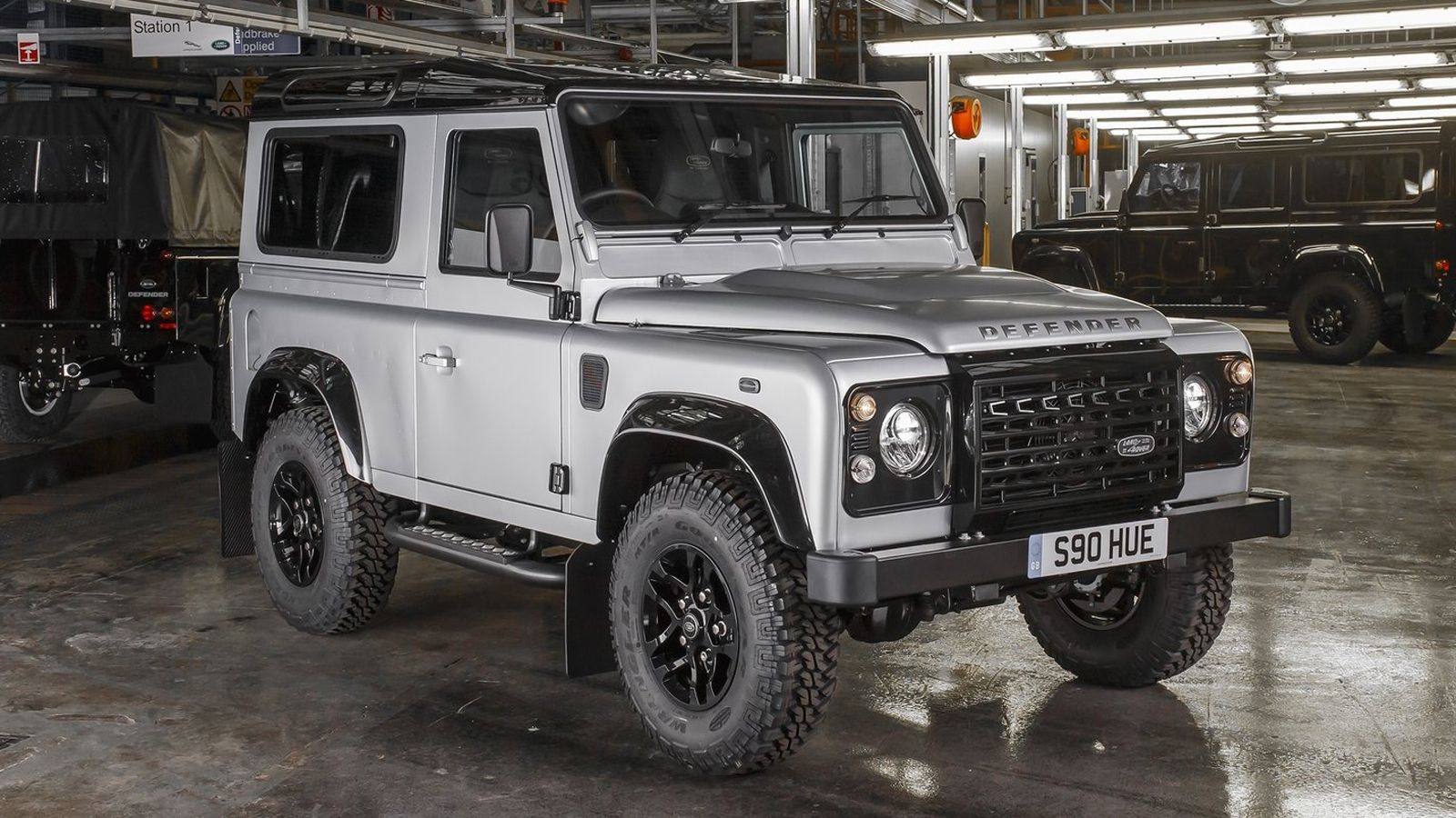 Στο τέλος της περσινής χρονιάς, η Land Rover παρουσίασε το ένα και μοναδικό Defender με το όνομα 2.000.000 (φωτό), όσα δηλαδή και τα μοντέλα που φτιάχ