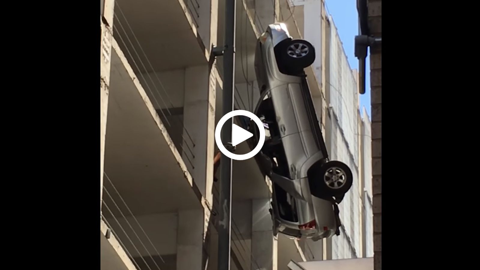 SUV έγινε εκκρεμές