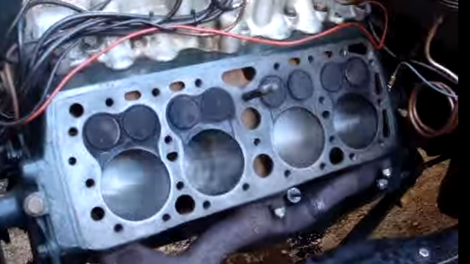 Flathead V8 εν ώρα λειτουργίας