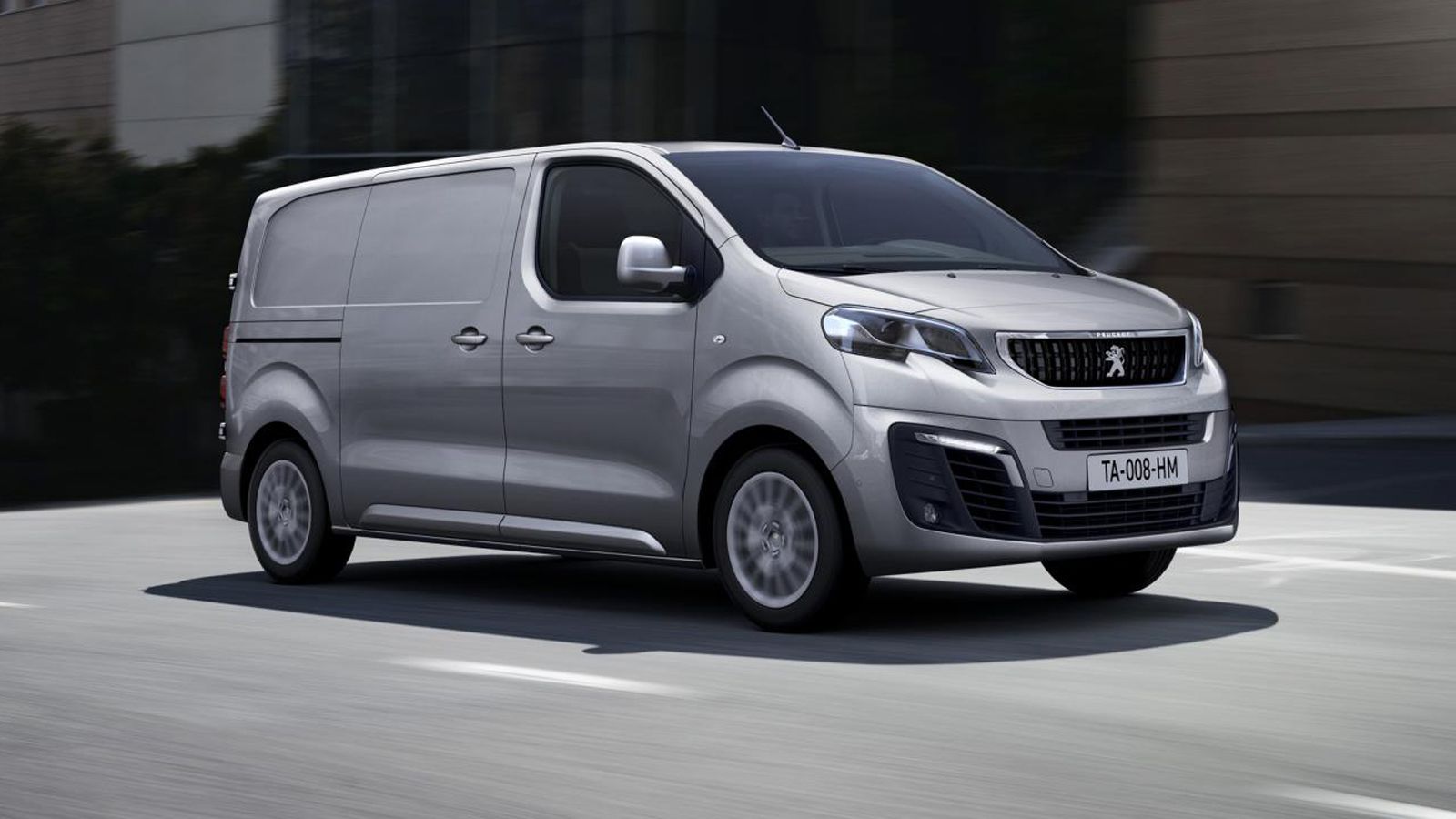 Το νέο Peugeot Expert χρησιμοποιεί την πλατφόρμα EMP2 και μπορεί να φιλοξενήσει δύο ή τρεις σειρές καθισμάτων. Κάτω από το καπό του συναντάμε BlueHDi 
