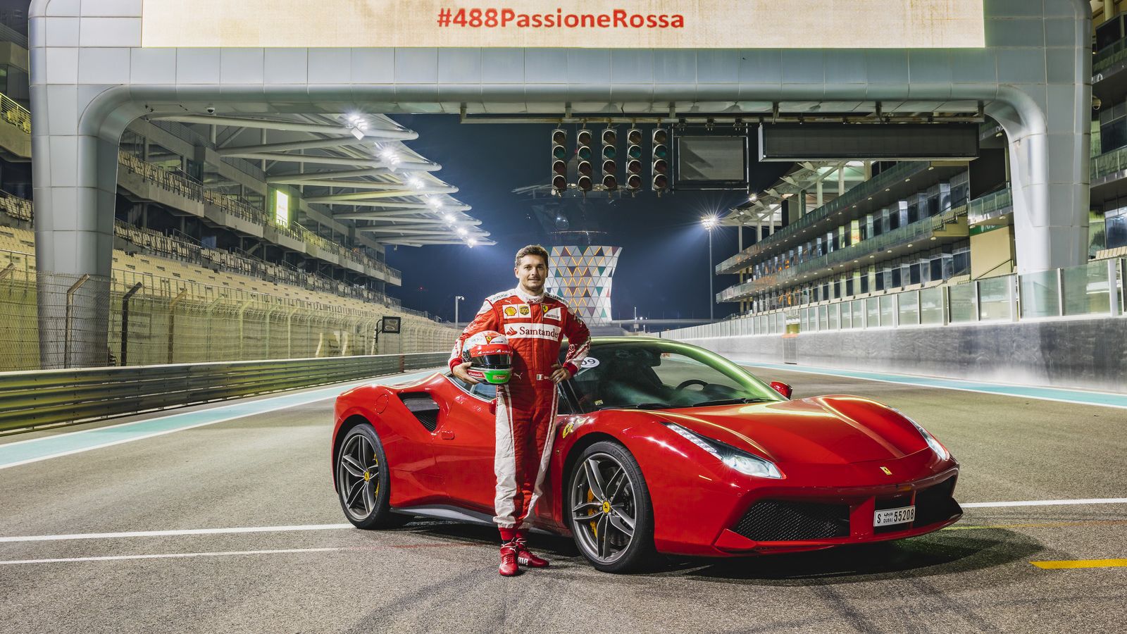 H Ferrari 488 GTB, ακόμα και από τη θέση του συνοδηγού προσφέρει συγκινήσεις, ειδικά αν πίσω από το τιμόνι είναι ένας τύπος σαν τον Giancarlo Fisichel