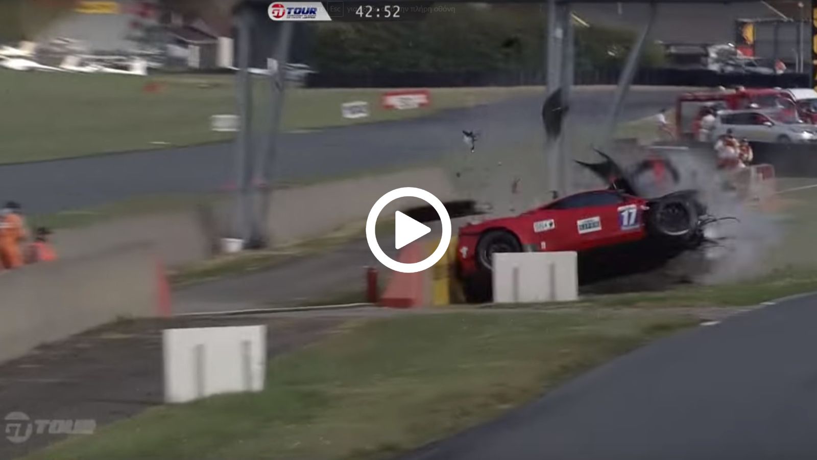 Οδηγός Ferrari βγαίνει από παμπρίζ