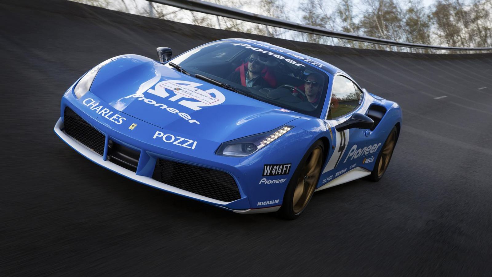 Η Ferrari παρουσίασε τη μία και μοναδική 488 GTB που έφτιαξε το τμήμα Tailor Made. 
