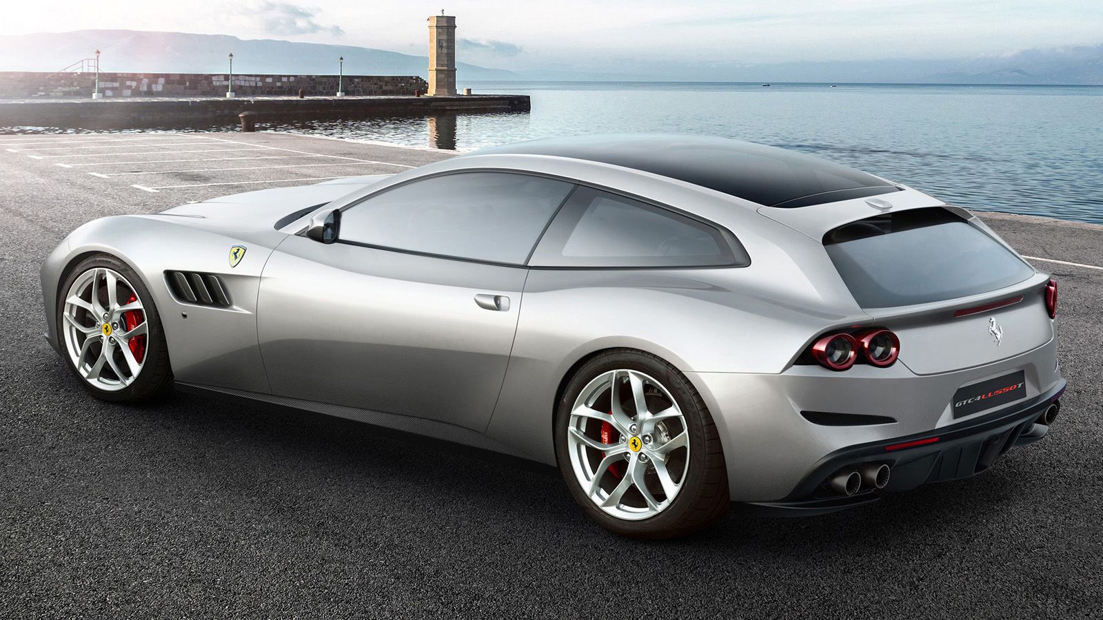 Για πρώτη φορά η Ferrari διαθέτει το ίδιο μοντέλο σε δυο εκδόσεις, με διαφορετικούς κινητήρες και επιλογή μεταξύ κίνησης στους δυο ή τους τέσσερις τρο