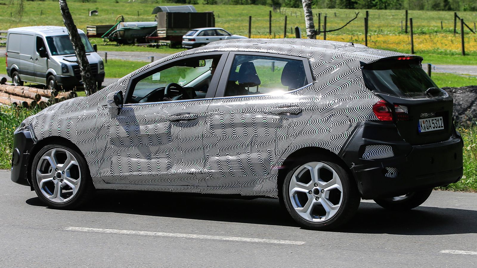 Από τη στιγμή που το άρτι αφιχθέν Ford Ka+ πλησιάζει σε μήκος τα 4 μέτρα, το επόμενο Fiesta θα μεγαλώσει σε διαστάσεις, ενώ θα είναι και ακριβότερο, δ