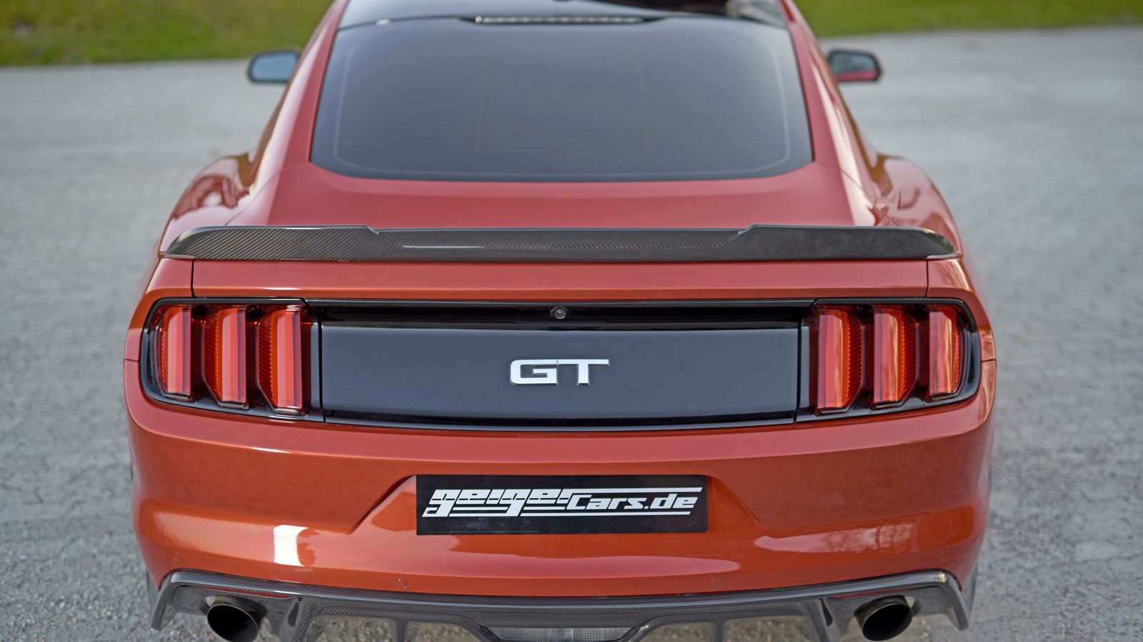 Η GeigerCars τοποθετεί ένα carbon body kit, το οποίο περιλαμβάνει νέα γρίλια, εμπρός splitter, νέες πλαϊνές ποδιές, διαχύτη και αεροτομή. Το πλήρες πα