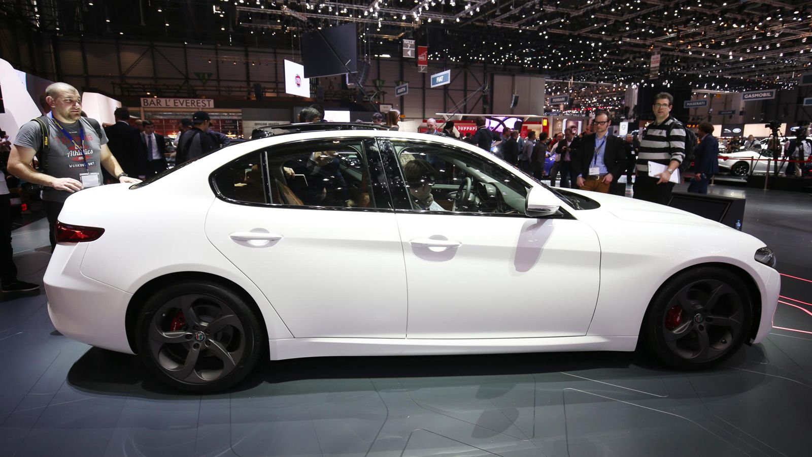 Αρχικά, η μοναδική επιλογή βενζίνης στη Giulia είναι ο νέος turbo 2λιτρος των 200 ίππων, ο οποίος συνεργάζεται αποκλειστικά με αυτόματο κιβώτιο 8 σχέσ