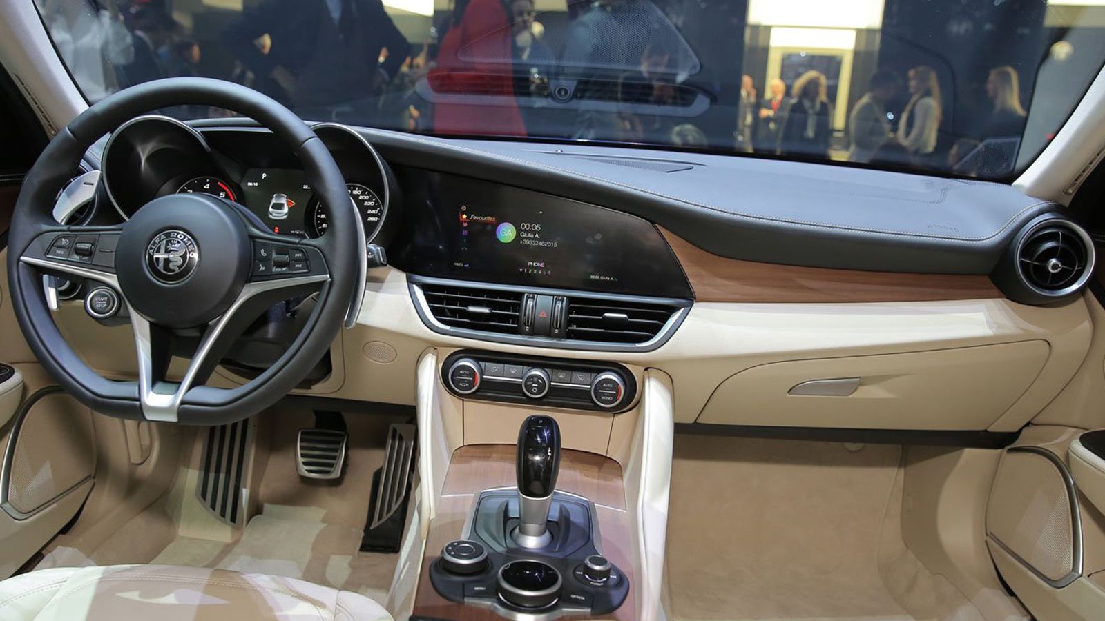 Έντονα premium η ατμόσφαιρα στο εσωτερικό της Alfa Romeo Giulia.
