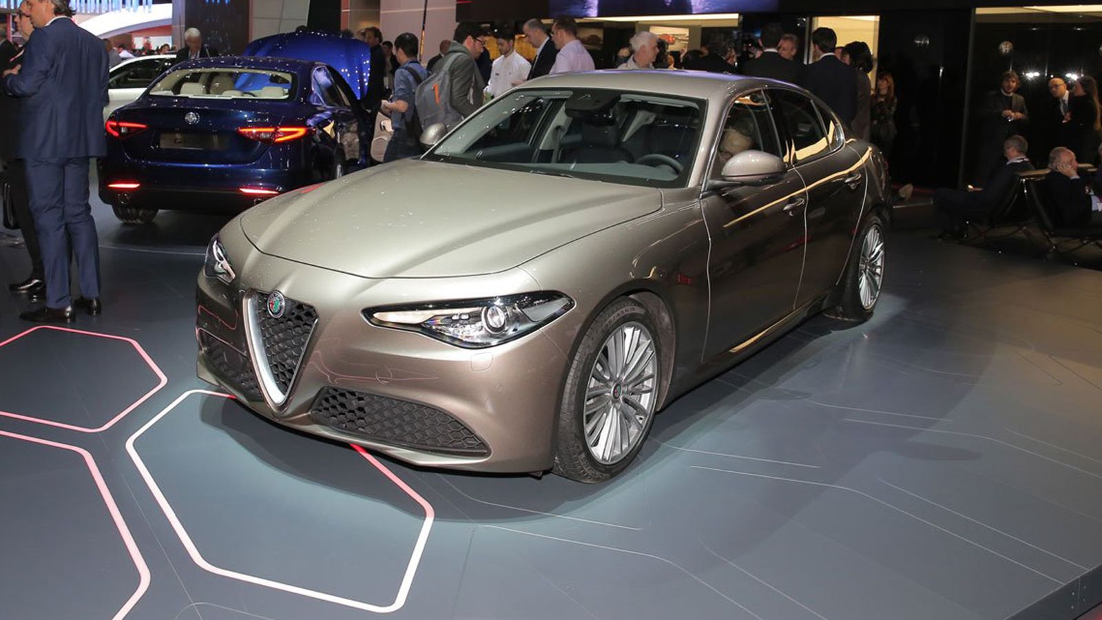 Στην Ευρώπη, τη Μέση Ανατολή και την Αφρική, η νέα Alfa Romeo Giulia θα ξεκινήσει την εμπορική της «καριέρα» στις 15 Απριλίου, αρχικά με δύο κινητήρες