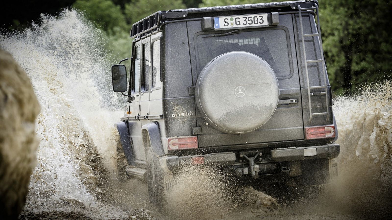 Η αύξηση της απόστασης του πατώματος της νέα G 350 d Professional από το έδαφος τη βοηθάει ώστε να αποκτήσει γωνία προσέγγισης 36 μοιρών.