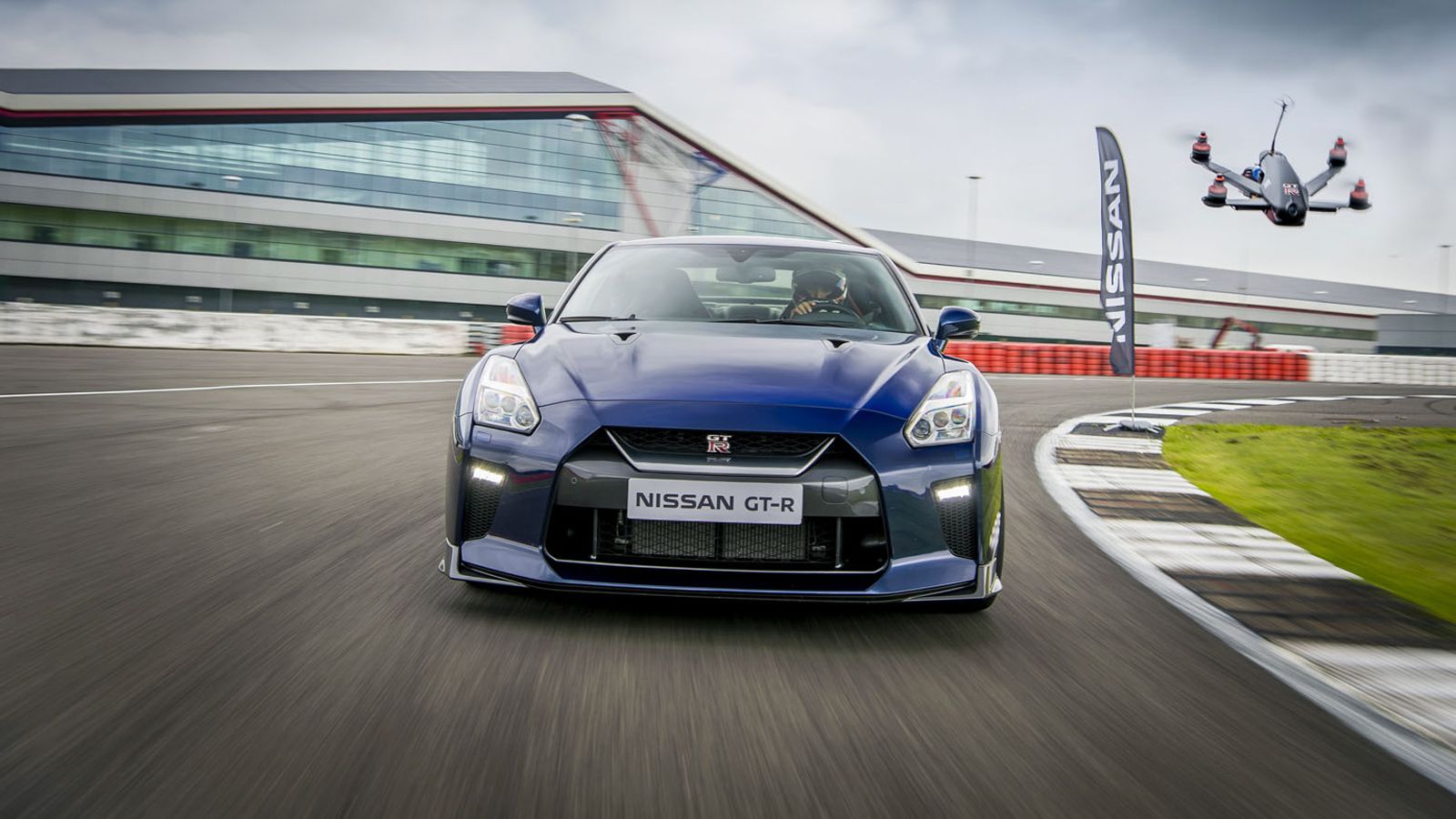 Δύο μηχανές GT-R τόσο διαφορετικές, αλλά και τόσο ίδιες, καθώς μοιράζονται το πάθος για ταχύτητα και στρίψιμο. Η Nissan φτιάχνει το απόλυτο drone για 