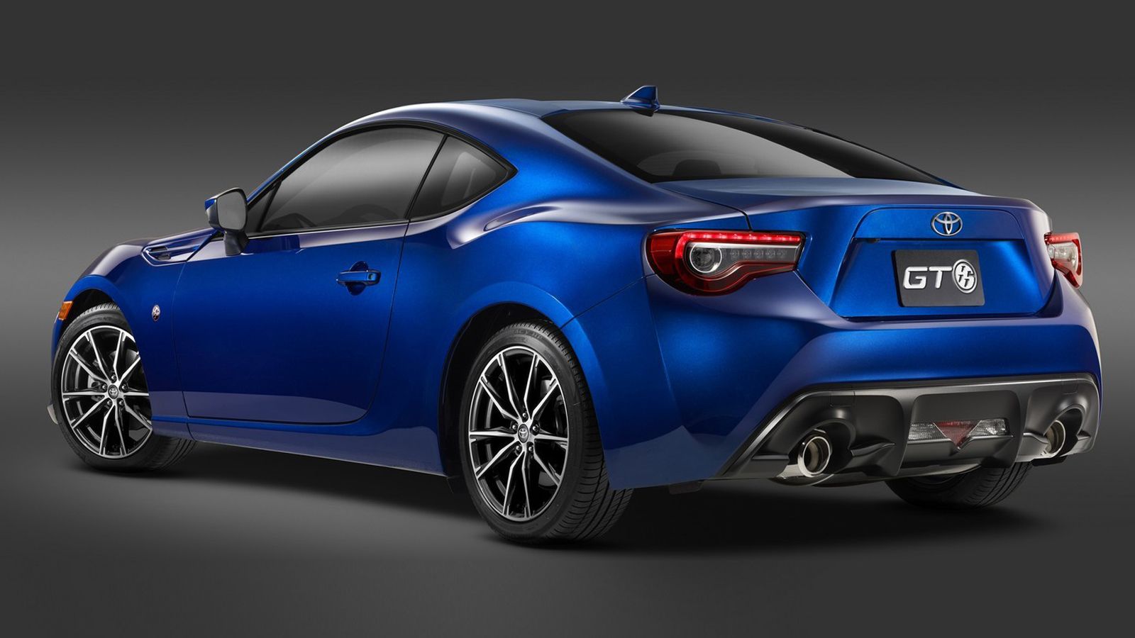 Οι νέες ζάντες με διχρωμία και οι ανασχεδιασμένοι προφυλακτήρες τραβούν τα βλέμματα.