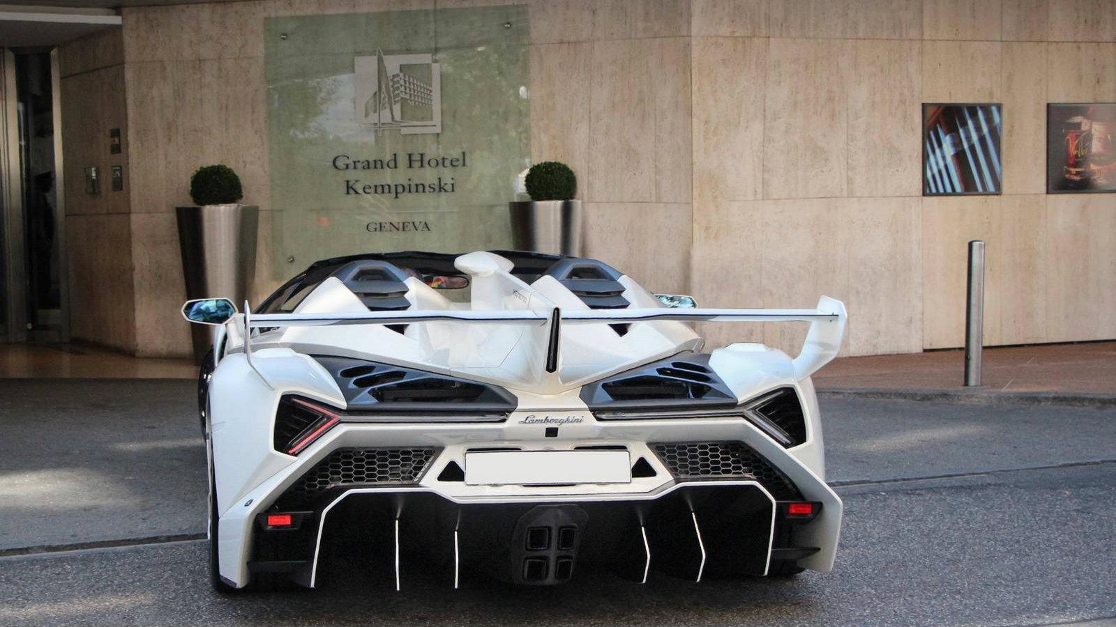 Συνολικά οι δύο άνδρες, είχαν αγοράσει παράνομα, τουλάχιστον 11 supercars 