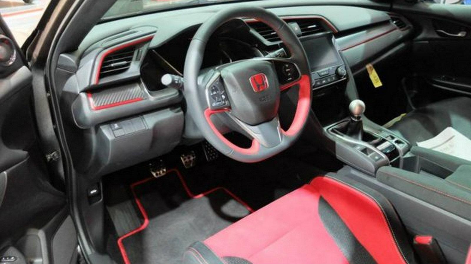 Οι φωτογραφίες από το εσωτερικό του Honda Civic Type R, δείχνουν εξίσου εντυπωσιακές με τα χαρακτηριστικά του νέου μοντέλου.
