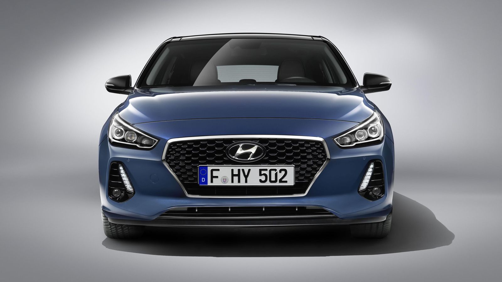 Το νέο Hyundai i30 υιοθετεί μια νέα εμφάνιση, συνεχίζοντας από εκεί που σταμάτησε το υπάρχον μοντέλο. Βασικό του στοιχείο είναι η μεγάλη γρίλια της μά