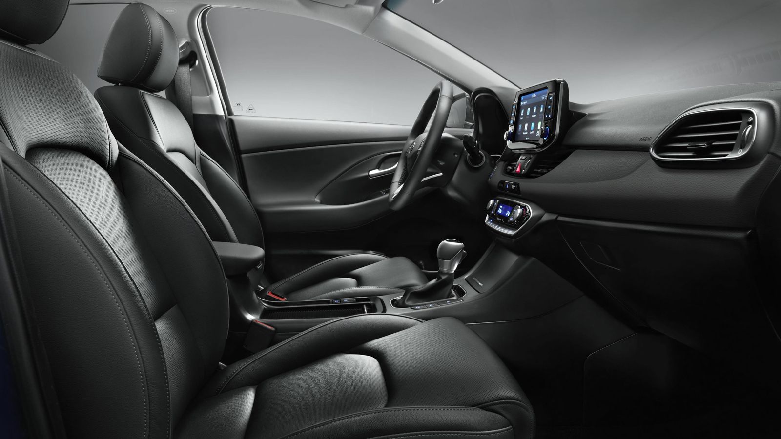 Η Hyundai υπόσχεται τους καλύτερους χώρους της κατηγορίας, με το αίσθημα ευρυχωρίας να εντείνεται από την προαιρετική πανοραμική οροφή που ανοίγει ή σ