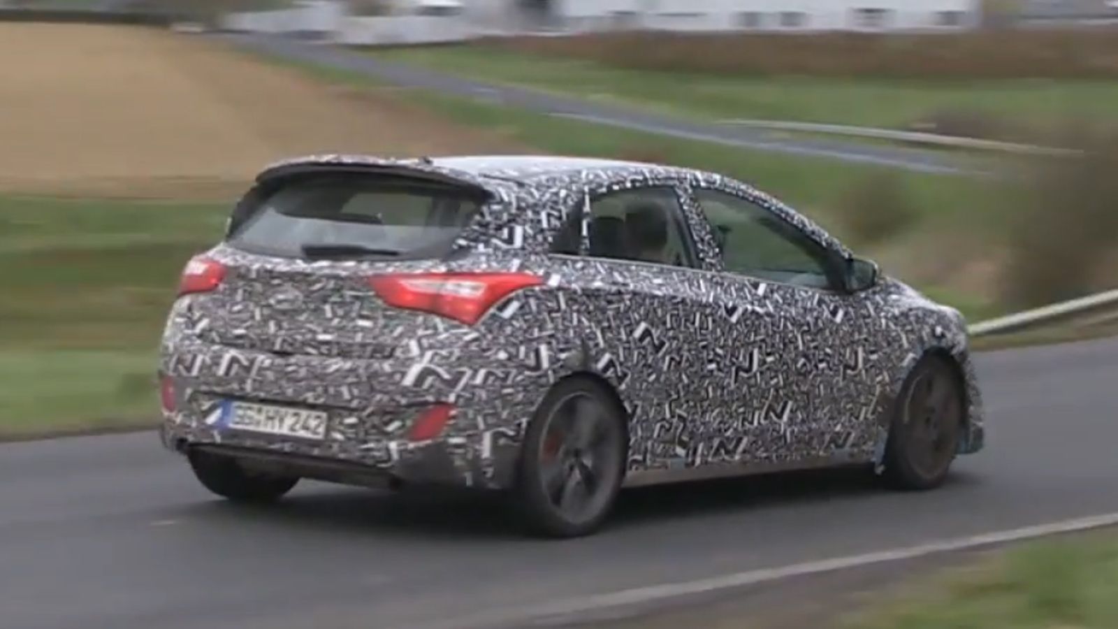 Οι νεότερες πληροφορίες θέλουν το Hyundai i30 N να εξοπλίζεται με μια αναβαθμισμένη εκδοχή του υπερτροφοδοτούμενου συνόλου των 1,6 λτ., ώστε να ανταγω