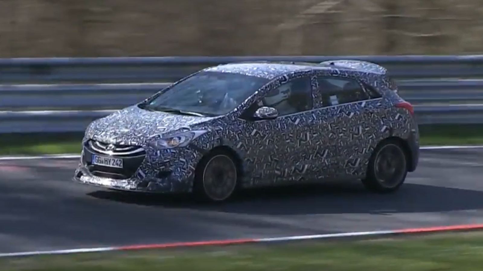 Ένα πρωτότυπο Hyundai i30 N «πιάστηκε» να υποβάλλεται σε δοκιμές εξέλιξης στην πίστα του Nurburgring. Εύλογα, είναι καμουφλαρισμένο, ενώ στηρίζεται στ